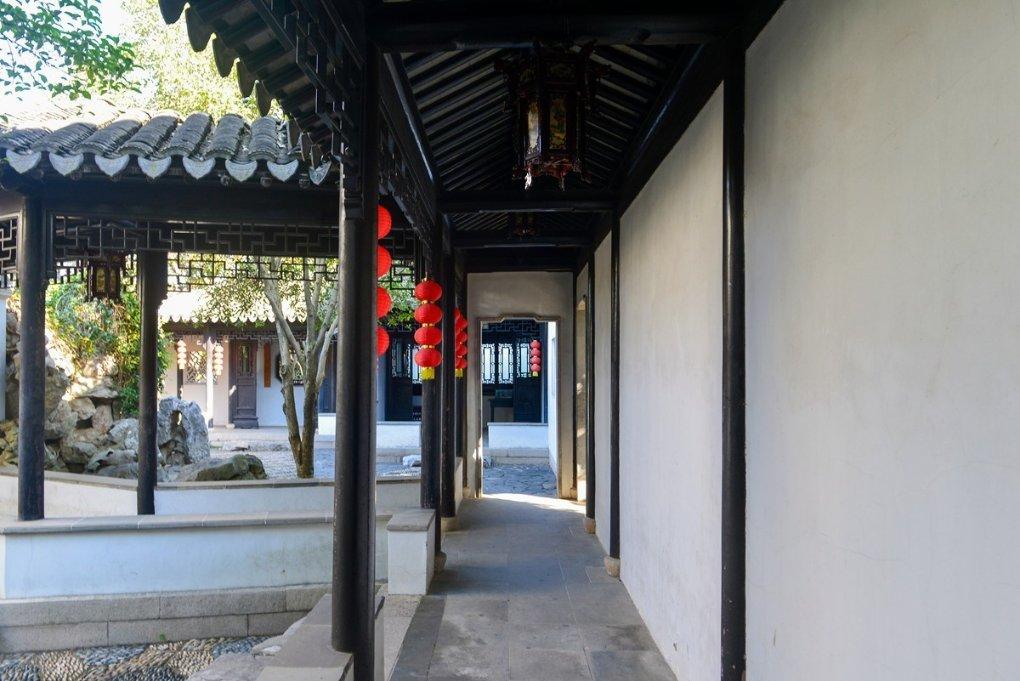 逃离洁白的宾馆